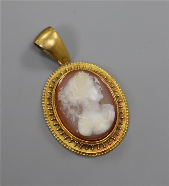 A Victorian yellow metal and hardstone cameo oval pendant, 24mm.